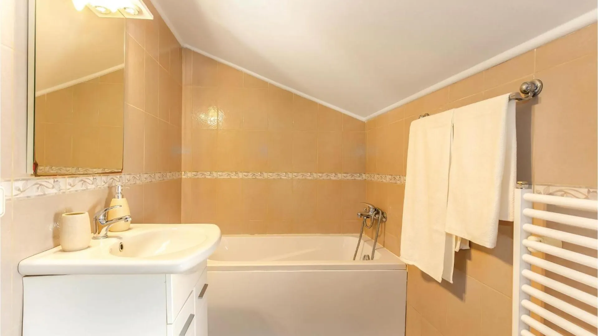 Nice Apartment In Kostrena With Jacuzzi